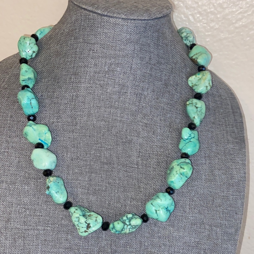 Vintage 70s Heavy Magnesite Stones & Black Faceted Glass Beads Necklace